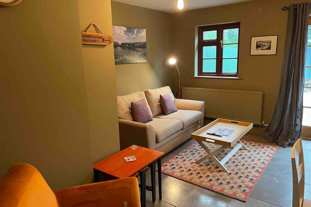 Cottage With Hot Tub In Pembrokeshire Хавърфордуест Екстериор снимка