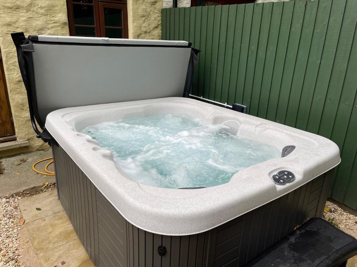 Cottage With Hot Tub In Pembrokeshire Хавърфордуест Екстериор снимка