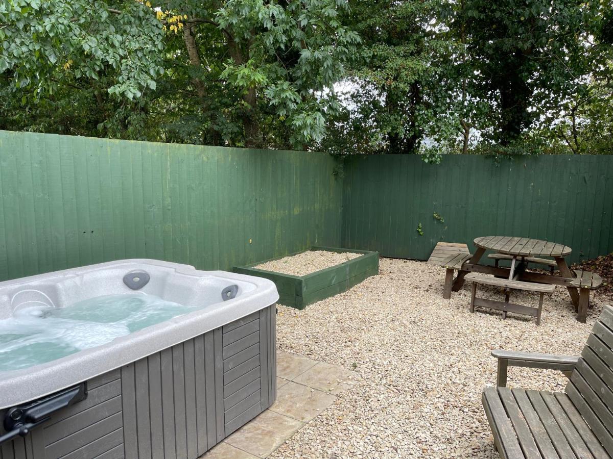 Cottage With Hot Tub In Pembrokeshire Хавърфордуест Екстериор снимка